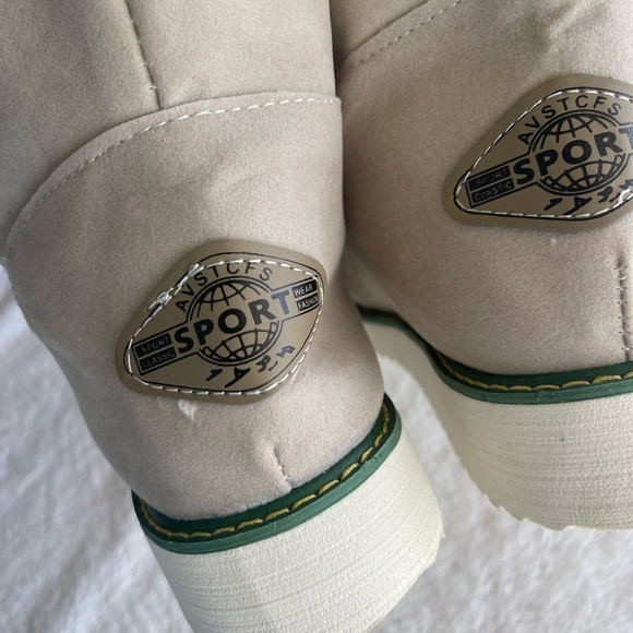 SHEIN nwot vegan leather Sherpa line chunky sole boots - Picture 4 of 8